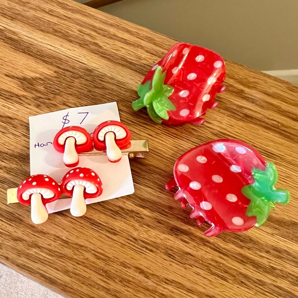 BNWT 🍄💕🍓 Novelty Statement Hair Clips - Picture 1 of 1